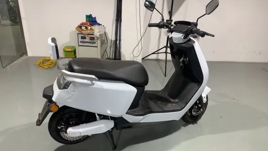 Deambulatore pieghevole, a batteria, a velocità regolabile, modello Dyn30A, con bracciolo sollevabile per persone a mobilità ridotta